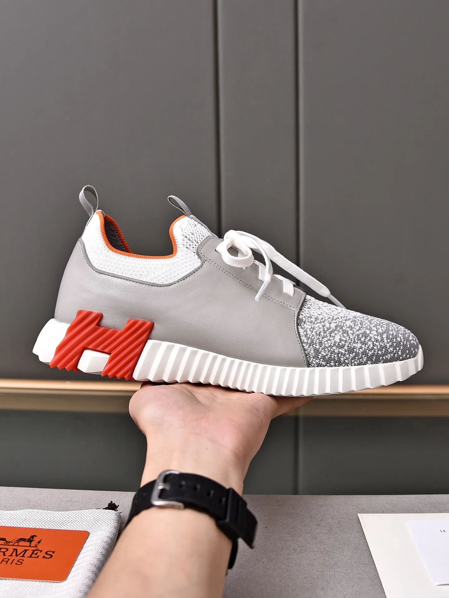 Factory price PP600 [Hermes] fe new arrival~ New Bouncing sneakers are the most comfortable shoes from Hermès, no one else⃣️. They are very light on the feet and look great. You won’t feel tired even when you go shopping and running around. 👍 Very light and comfortable, very light, suitable for both sports and leisure, and feel great when you step on them! It’s up to you to choose, there’s always what you want~ ✔️Fabric: Imported first-layer cowhide + high-elastic fly weave ✔️Inner lining: Imported water-dyed cow lining ✔️Outsole: Seamless combination of IP+TPU (multi-color letters) German technology irradiation machine ✔️Code number: Male 38-44 (45 customized)
